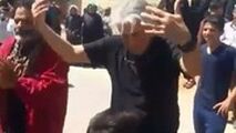 رقص و شادی رضا کیانیان با بچه‌های سیل‌زده