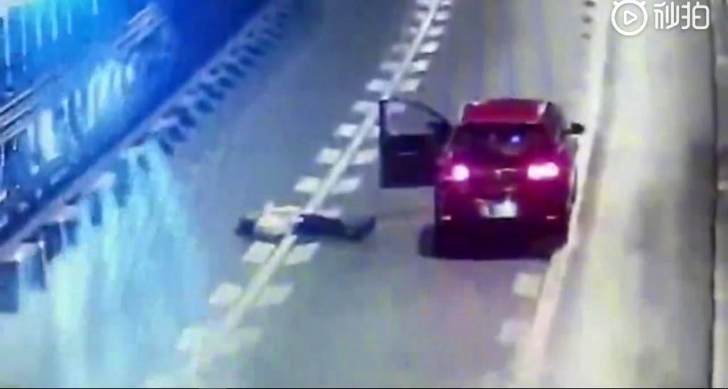 اقدام عجیب زن جوان در اتوبان پس از درگیری با همسرش!