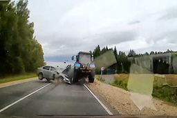 لحظه شاخ به شاخ یک خودرو با تراکتور