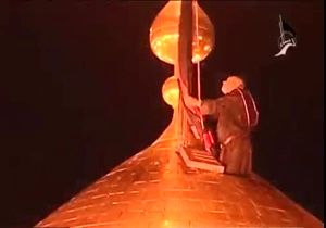 لحظه تعویض پرچم حرم امام حسین (ع) در کربلای معلی!