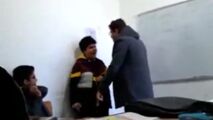 برخورد عجیب یک معلم با دانش‌آموز سر کلاس