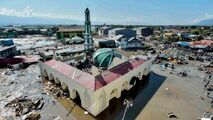 عکس‌العمل نمازگزاران در لحظه وقوع زلزله ۷.۵ ریشتری اندونزی