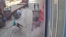 لحظه پرت شدن زن در اثر ترکیدن ناگهانی لاستیک تریلی!