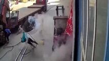 لحظه پرت شدن زن در اثر ترکیدن ناگهانی لاستیک تریلی!