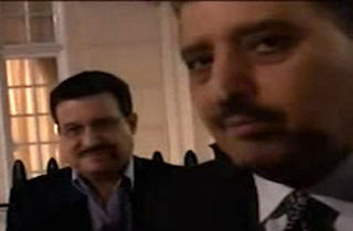 تجمع معترضان به عربستان هنگام عبور یکی از شاهزاده‌های سعودی از خیابانی در لندن!