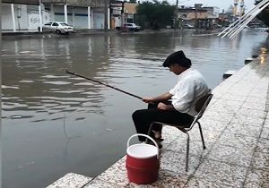 ماهیگیری با قلاب در خیابان!!