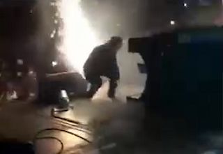 خواننده روی سن حادثه آفرید