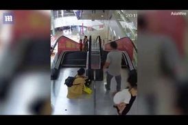 بلعیده شدن وحشتناک دست دختربچه چینی در پله برقی