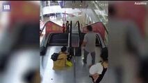 بلعیده شدن وحشتناک دست دختربچه چینی در پله برقی
