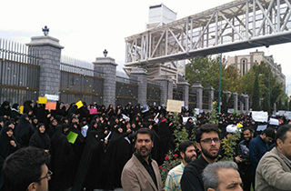 تجمع مقابل مجلس در اعتراض به تصویب CFT!