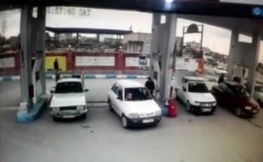 لحظه انفجار پیکان وانت هنگام سوختگیری