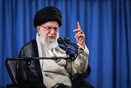 واکنش جالب رهبر انقلاب به ایستادن مردم در زیر باران در هنگام سخنرانی ایشان