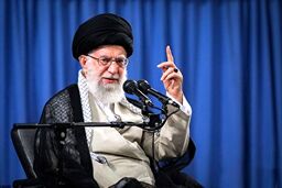 واکنش جالب رهبر انقلاب به ایستادن مردم در زیر باران در هنگام سخنرانی ایشان