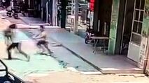 لحظه ربوده شدن کودک در مقابل رستوران پدرش
