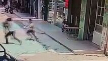 لحظه ربوده شدن کودک در مقابل رستوران پدرش
