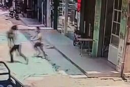 لحظه ربوده شدن کودک در مقابل رستوران پدرش