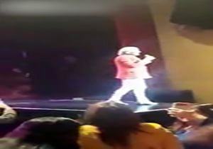 سقوط خواننده معروف از روی سن حین اجرای کنسرت