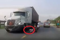 فداکاری مادر شجاع برای جلوگیری از له‌شدن فرزندش زیر کامیون