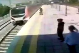 نجات یک زن از خودکشی در ایستگاه مترو