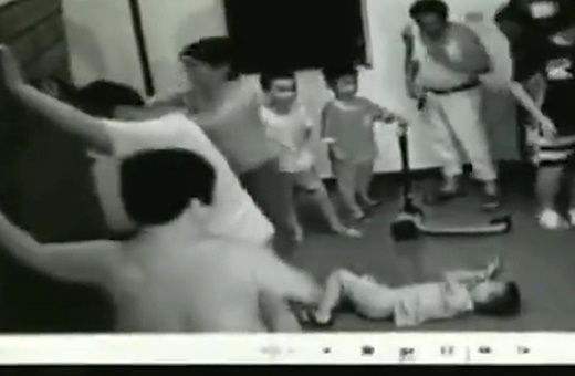  کمد افتاد، بچه زیرش له شد