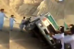 مردم سیستان و بلوچستان به جای سلفی گرفتن آستین بالا زدند