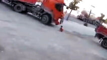صحنه دلخراش از زیر گرفتن بچه ۶ ساله توسط راننده تریلی+فیلم