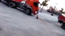 صحنه دلخراش از زیر گرفتن بچه ۶ ساله توسط راننده تریلی+فیلم