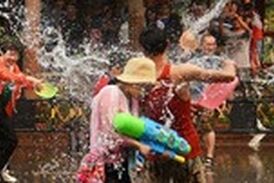 آب بازی چینی‌ها برای کسب ثروت و شادی!