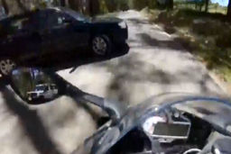 خطری که از بیخ گوش موتورسوار گذشت!