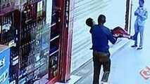 لحظه ربوده شدن پسر خردسال در مقابل سوپرمارکت