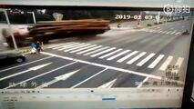 لحظه وحشتناک واژگون شدن تریلی در سر چهار راه