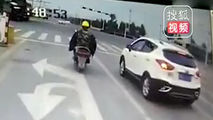 انحراف راننده کامیون به لاین مخالف پس از تصادف با آمبولانس!