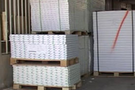 کشف انبار کاغذهای احتکار شده در قم!