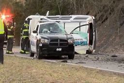 تصادف وحشتناک با خودروی پلیس به دلیل ریزش کوه در جاده