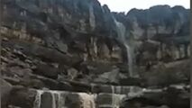 آبشار زیبای "تنگ شکن" در ارسنجان