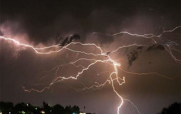 لحظه برخورد صاعقه شدید با زمین در شیراز