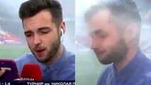 خیس شدن خبرنگار ورزشی حین گزارش زنده از استادیوم!