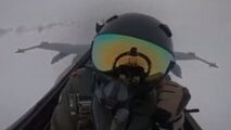 لحظه برخورد صاعقه با خلبان F-18