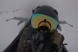 لحظه برخورد صاعقه با خلبان F-18