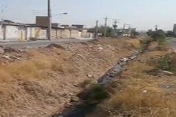 وضعیت نامناسب فاضلاب مجاورت منطقه مسکونی در شوشتر 