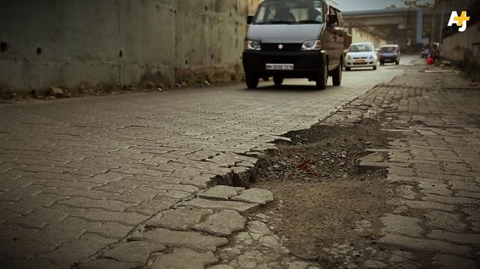 مردی که دشمن چاله های خیابان است!