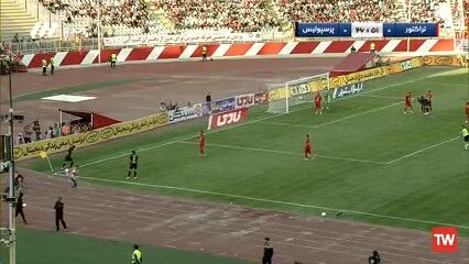 برخورد سنگ تماشاگران تراکتور به بازیکن خودی/ فیلم