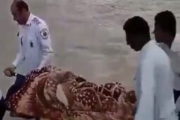 فیلم عبور دادن زن باردار با برانکارد از رودخانه در نیکشهر قدیمی است 