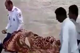 فیلم عبور دادن زن باردار با برانکارد از رودخانه در نیکشهر قدیمی است 