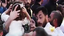 دیدار پدر رزمنده و دخترش پس از سه سال دوری