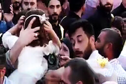دیدار پدر رزمنده و دخترش پس از سه سال دوری