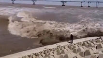 موج عظیمی که یک مرد میانسال را بلعید! 