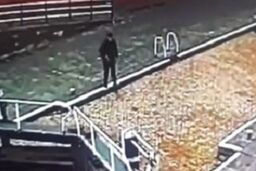 توجه بیش از حد پسر جوان به تلفن همراه جانش را به خطر انداخت