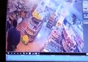 لحظه وقوع زلزله در یکی از فروشگاه‌های شهر اسلام آباد غرب