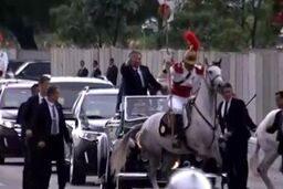 لگدپرانی اسب در مراسم معارفه آقای رئیس‌جمهور